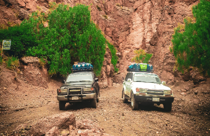 Aventura en Tres Ritmos – Tour de Aventura en Tupiza Jeep 4×4 · Bicicleta de Montaña · Cabalgata